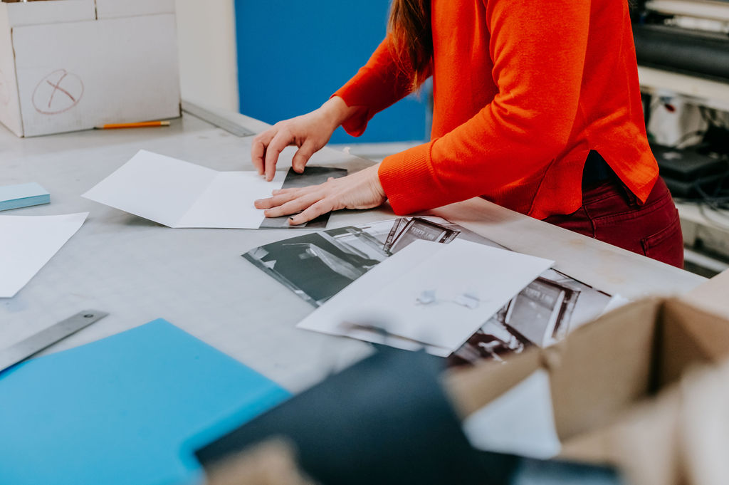 travail par membre de l'équipe d'Atelier majuscule