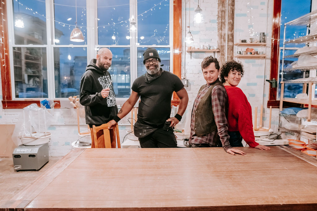 Équipe du Bâtiment 7 dans le local de poterie