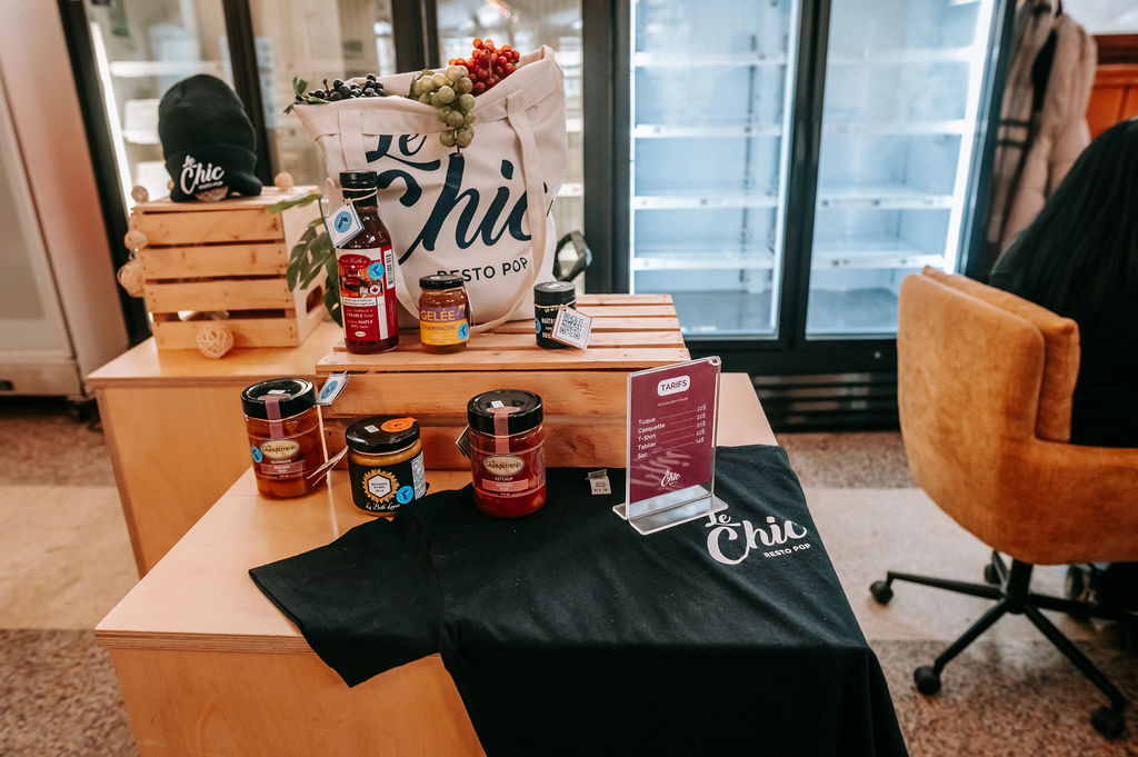 Étalage de produits vendus par le Chic Resto Pop