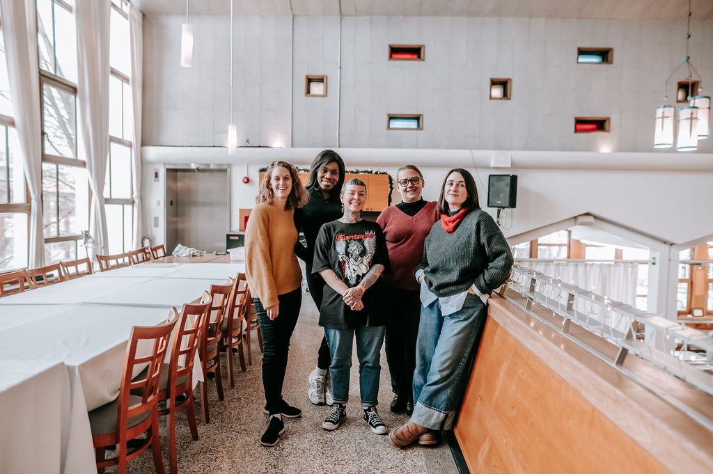 Équipe du Chic Resto Pop dans la salle à manger