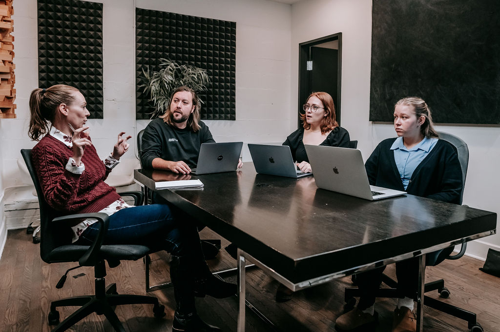 Équipe en réunion Coop de contenu