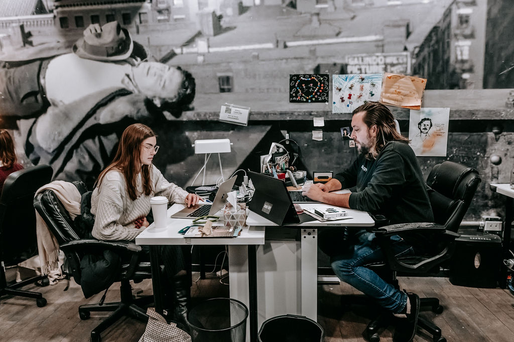 Au travail à l'ordi Coop de contenu