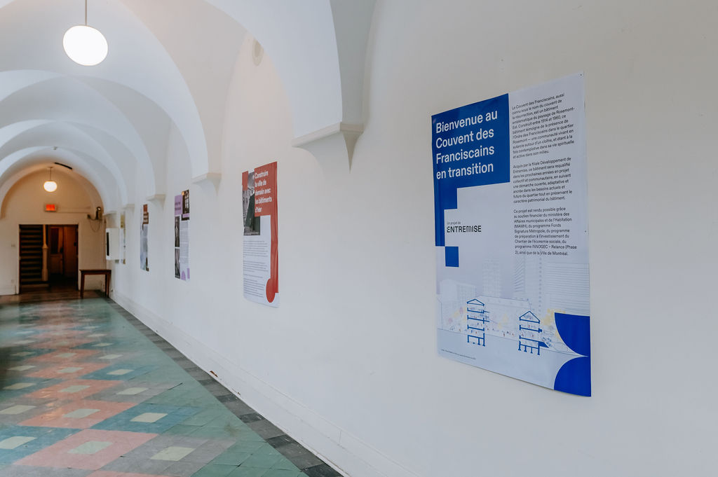 Affiche dans le couloir dans le couvent des Franciscains