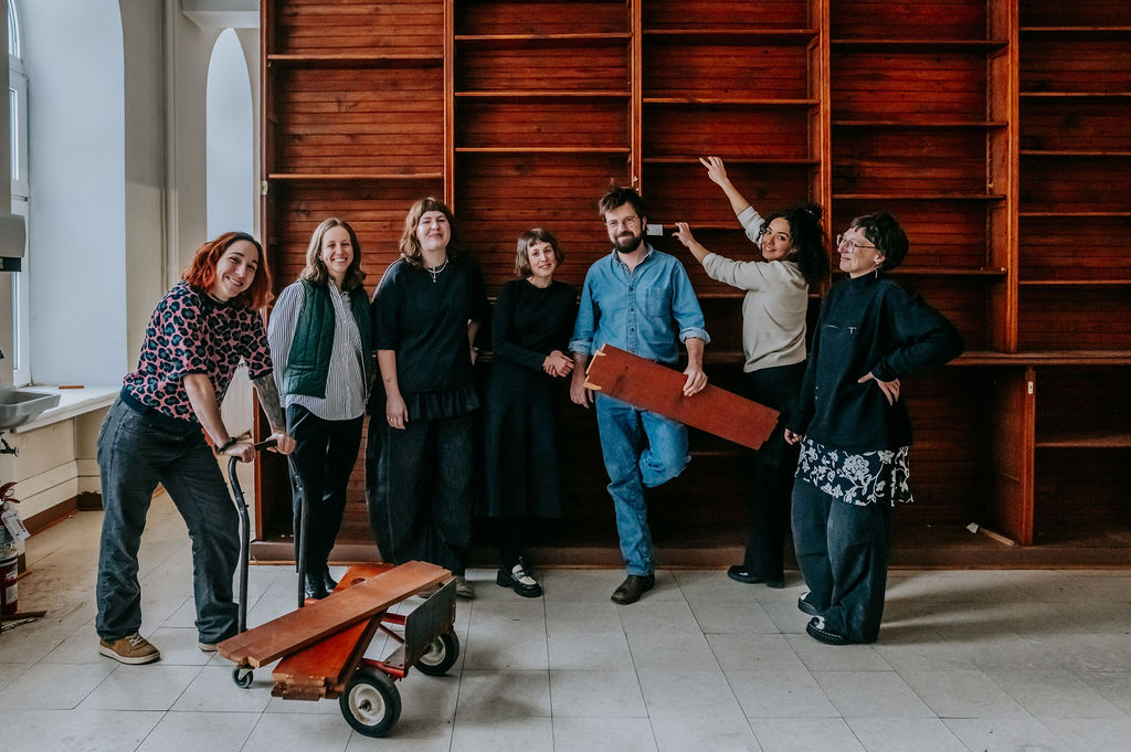 équipe d'entremise devant une étagère