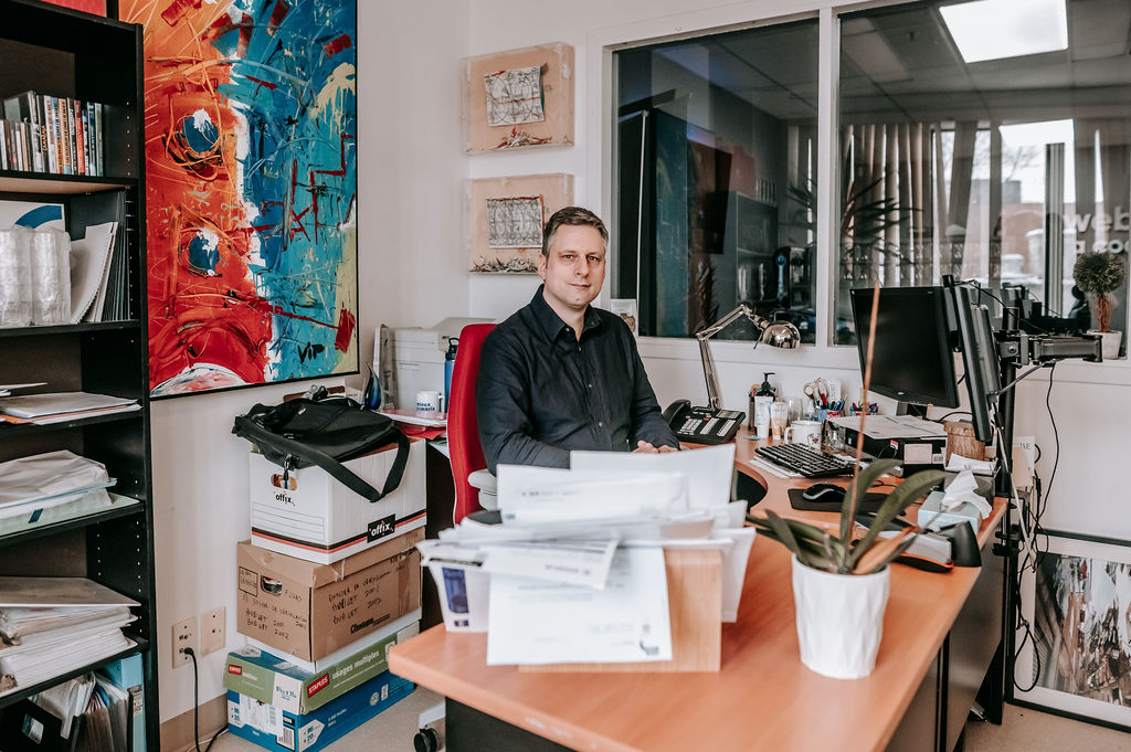 Un membre de l'équipe de CODE3 travaille à son poste de travail