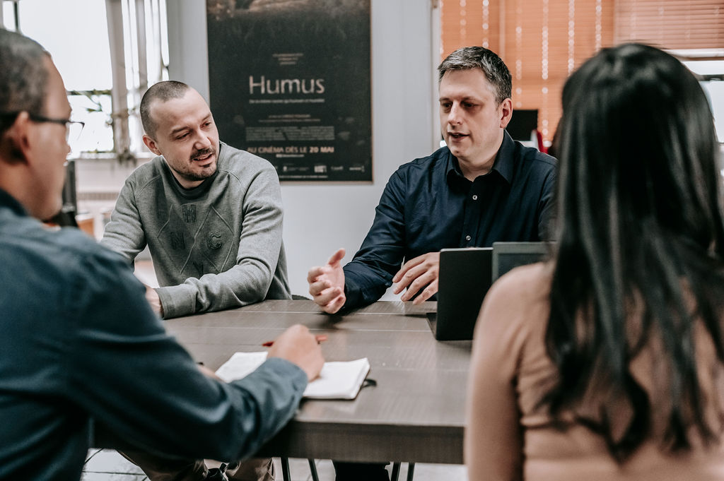 Des membres de l'équipe de CODE3 sont en réunion.