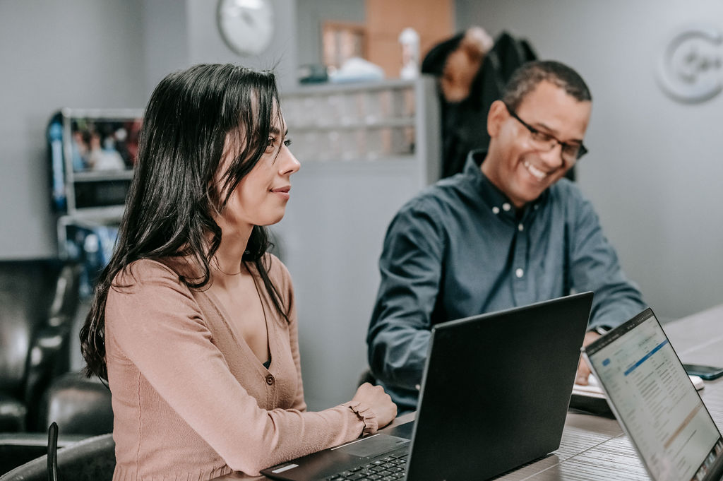 Des membres de l'équipe de CODE3 sont en réunion.