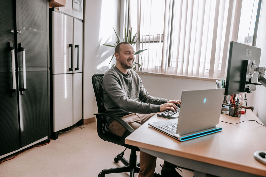 Un membre de l'équipe de CODE3 travaille à son poste de travail avec un ordinateur.