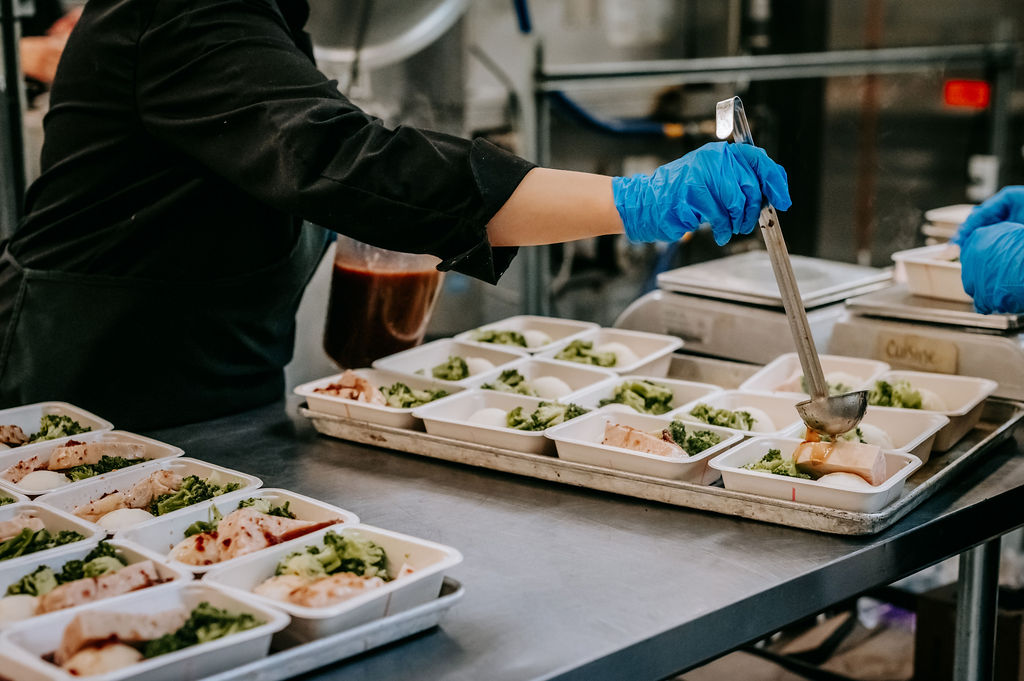 Plats en préparation dans la cuisine de Festigoût